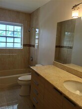 501 NE 180th Dr in North Miami Beach, FL - Foto de edificio - Building Photo