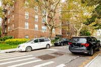 9707 67th Ave in Flushing, NY - Foto de edificio - Building Photo