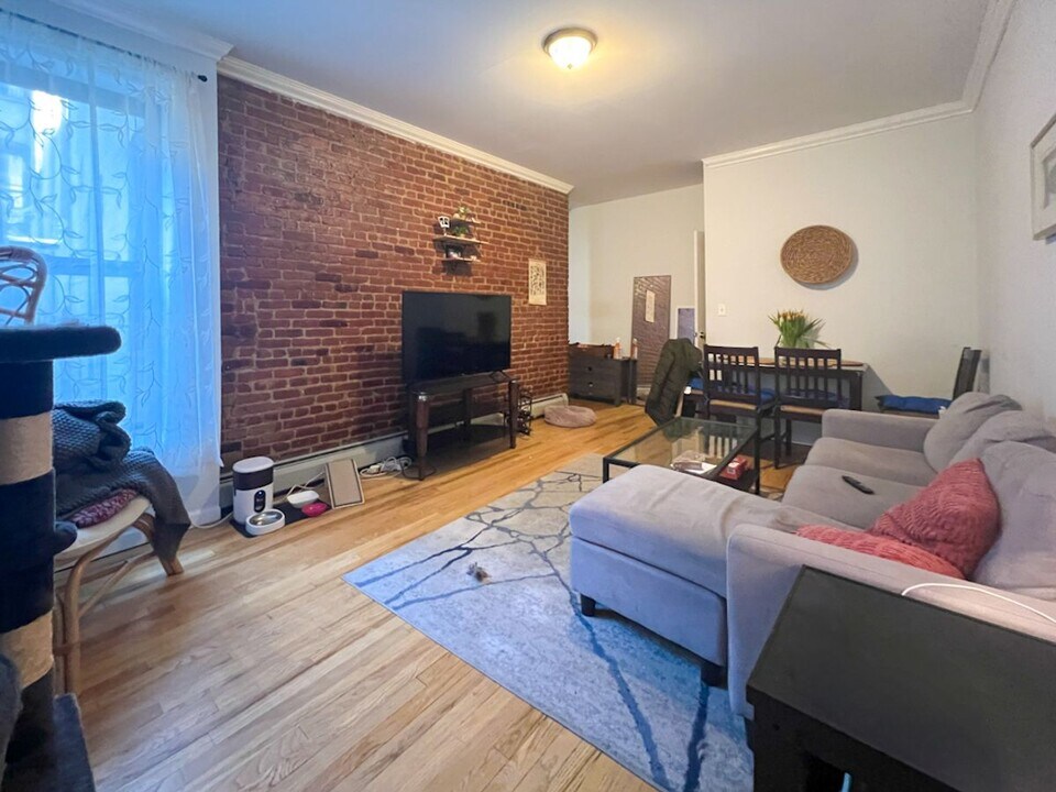 40-4 36th Ave-Unit -2 in Queens, NY - Building Photo