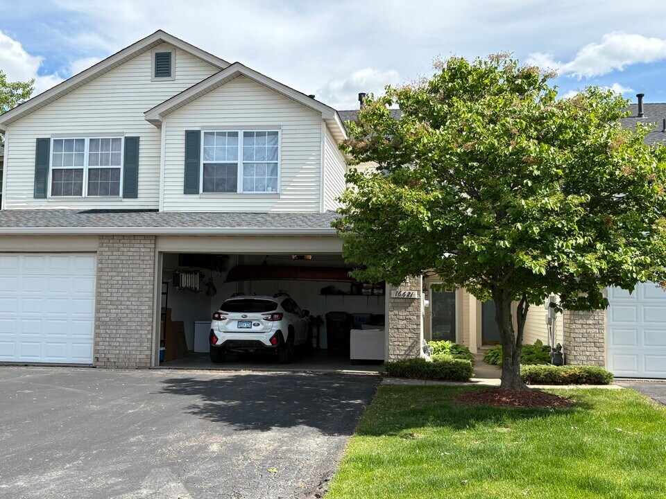 16621 90th Ave N in Osseo, MN - Foto de edificio