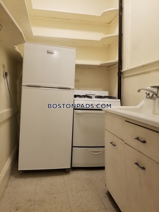 11 Queensberry St in Boston, MA - Building Photo