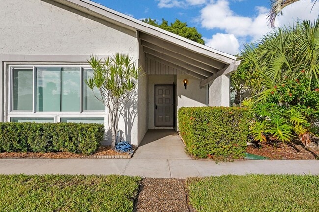708 Lago Rd in Delray Beach, FL - Foto de edificio - Building Photo