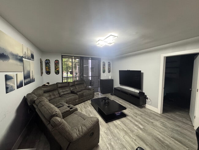 8400 SW 133rd Avenue Rd, Unit #209 in Miami, FL - Foto de edificio - Building Photo