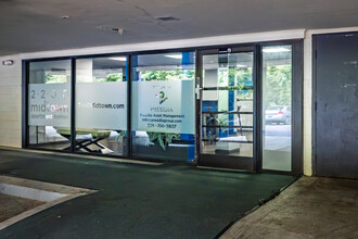 2200 Midtown in Greensboro, NC - Foto de edificio - Building Photo