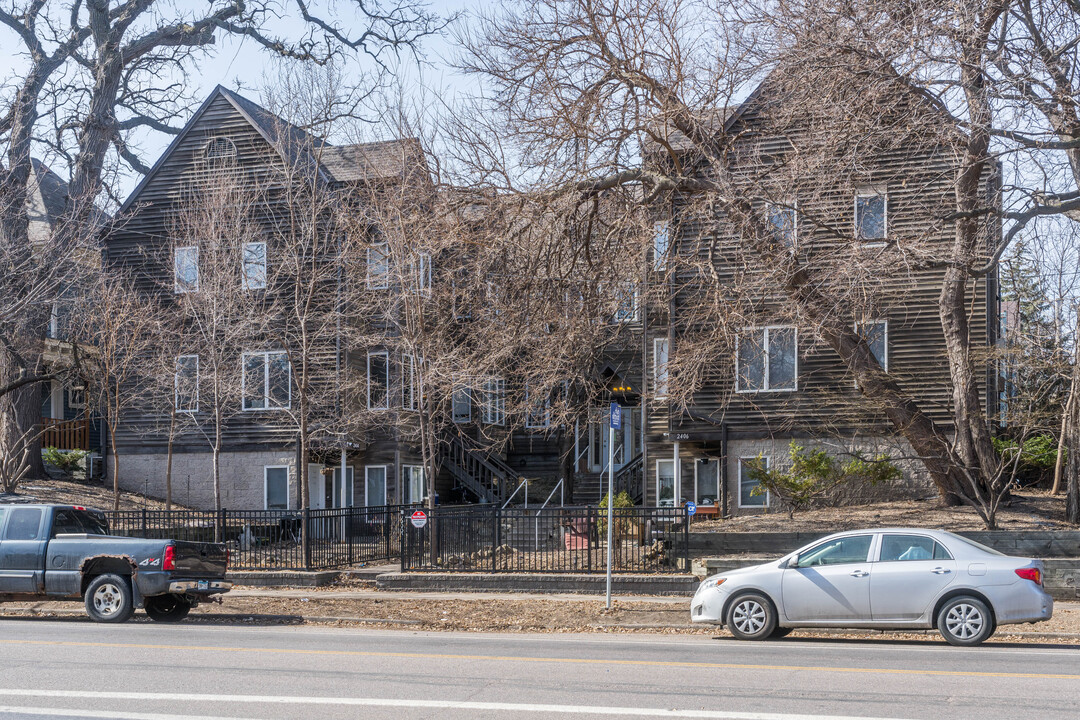 2406 Lyndale Ave S in Minneapolis, MN - Foto de edificio