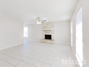 4615 Tealgate Dr in Spring, TX - Foto de edificio - Building Photo