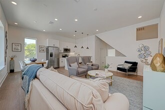 6129 W Montgomery Rd in Houston, TX - Building Photo - Building Photo