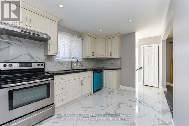 76 Flowertown Ave in Brampton, ON - Building Photo - Building Photo