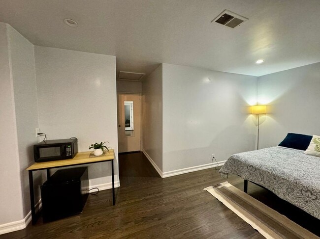 2088 Cypress Ave in San Pablo, CA - Foto de edificio - Building Photo