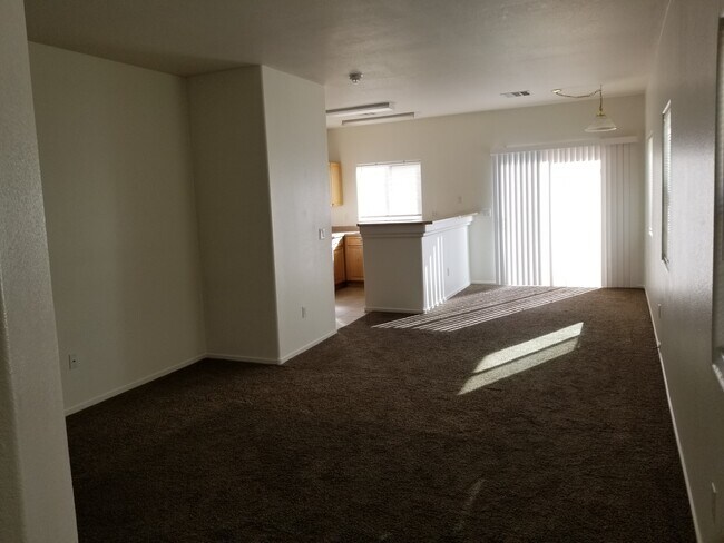 8627 Roping Rodeo Ave, Unit 102 in Las Vegas, NV - Building Photo - Building Photo