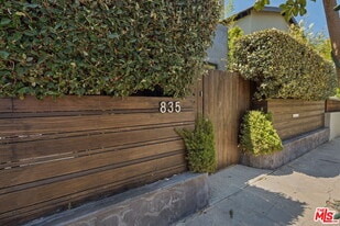 835 Superba Ave in Los Angeles, CA - Building Photo