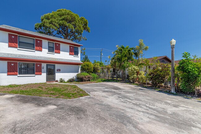 2895 Via Del Lago in Lake Worth Beach, FL - Building Photo - Building Photo