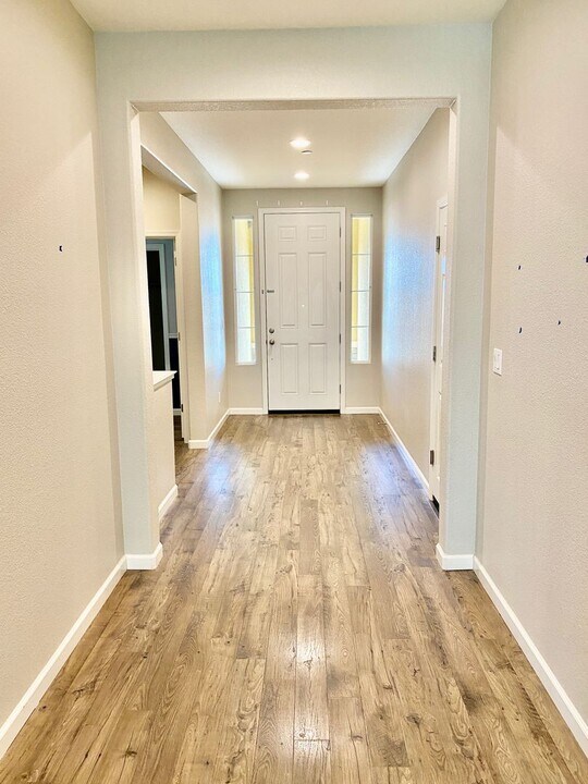 2011 Harry Lorenzo Ave in Woodland, CA - Building Photo