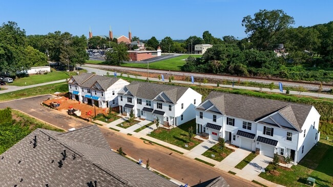 18 Twiggs Ln in Taylors, SC - Foto de edificio - Building Photo