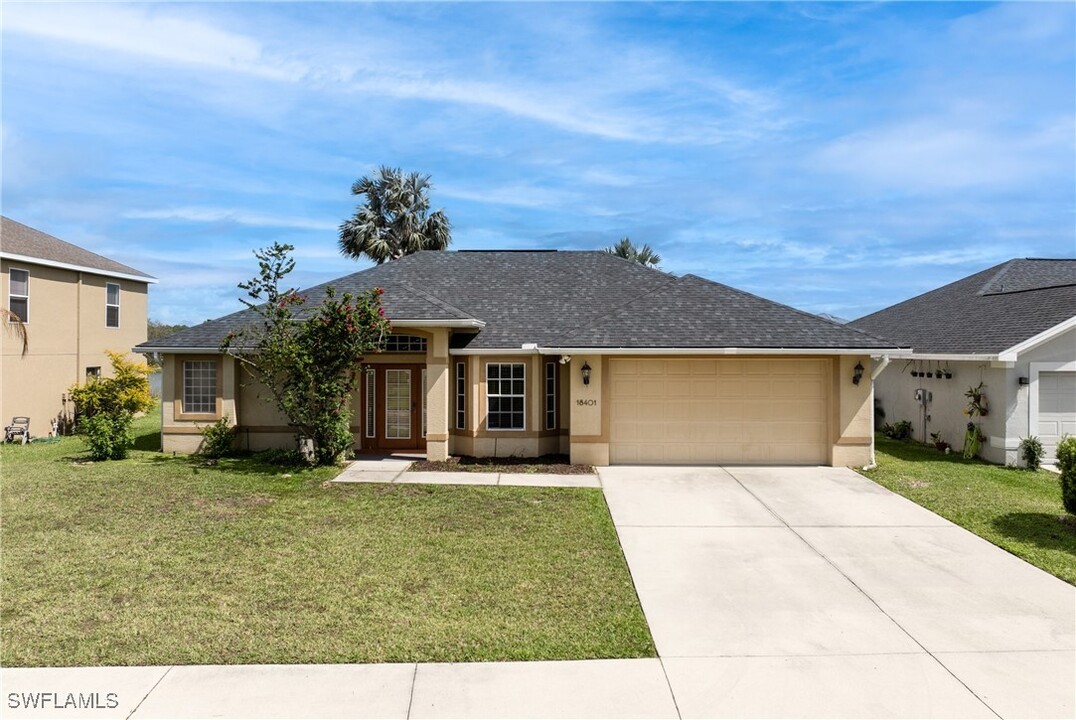 18401 Pine Nut Ct in Lehigh Acres, FL - Foto de edificio