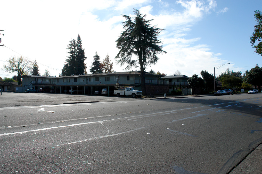 Lakeside Apartments in Santa Rosa, CA - Building Photo