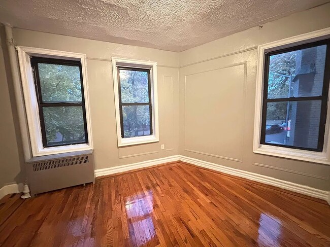 55 W Mosholu Pkwy N, Unit 6 in Bronx, NY - Foto de edificio - Building Photo
