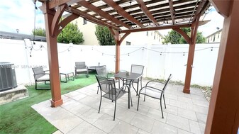3318 W 106th Ter, Unit 3318 in Hialeah, FL - Building Photo