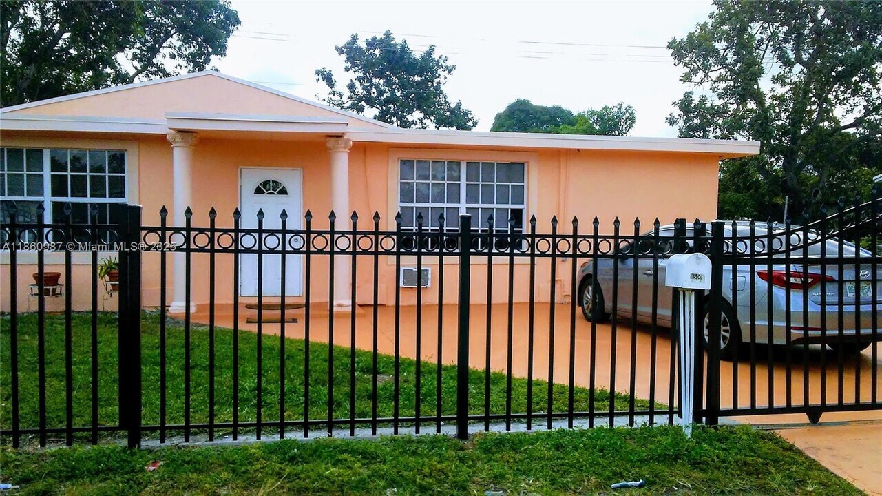 300 NW 179th Terrace in Miami, FL - Building Photo