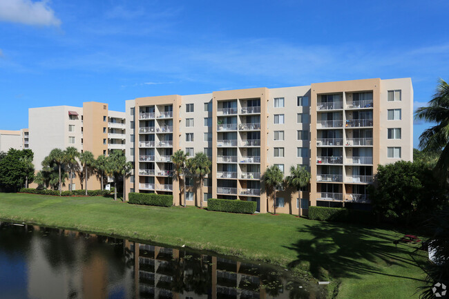 Tennis Towers Apartments in West Palm Beach, FL - Building Photo - Building Photo