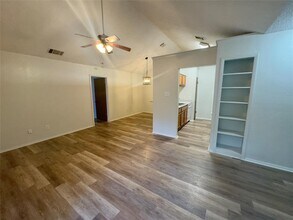 112 S Mockingbird Ln in Lockhart, TX - Building Photo - Building Photo