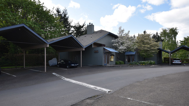 The Highlands Apartments in Milwaukie, OR - Foto de edificio - Building Photo