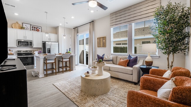 Yardly Broadway in Phoenix, AZ - Foto de edificio - Building Photo