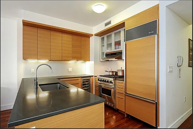 30 West St, Unit 23C in New York, NY - Building Photo - Building Photo