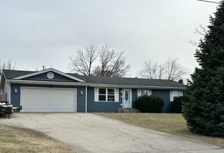 821 Melbourne St in Machesney Park, IL - Foto de edificio - Building Photo