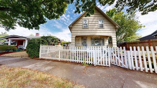 property at 2977 N Willamette Blvd