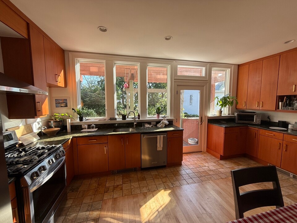 96 Munroe St, Unit 1 in Somerville, MA - Building Photo