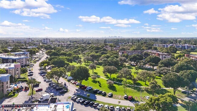 6301 N Falls Cir Dr in Lauderhill, FL - Building Photo - Building Photo