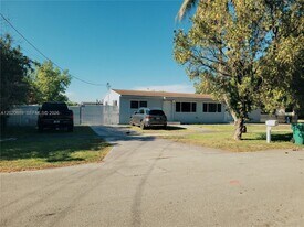 7901 Grand Canal Dr in Miami, FL - Building Photo