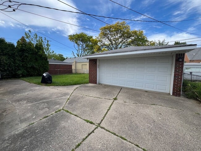 18213 Curtain Ave in Eastpointe, MI - Building Photo - Building Photo