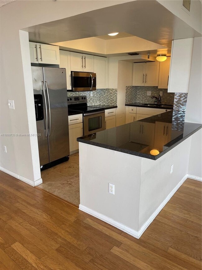 720 Coral Way, Unit 9E in Coral Gables, FL - Foto de edificio - Building Photo