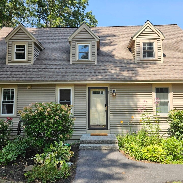 8 Balmoral Dr in Stratham, NH - Building Photo