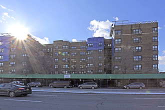 98120 Queens Blvd in Rego Park, NY - Building Photo - Building Photo