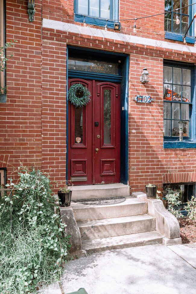 1702 Hollins St in Baltimore, MD - Foto de edificio - Building Photo