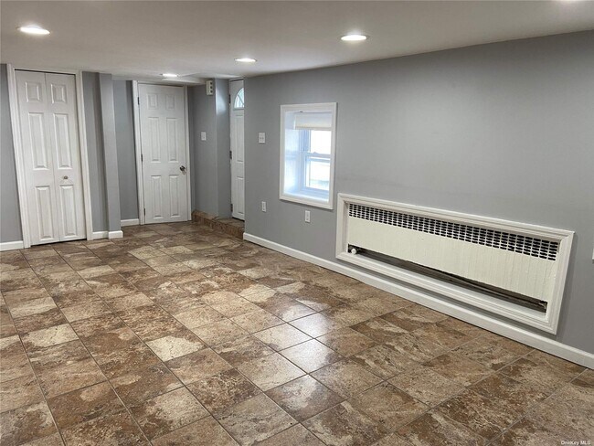 444 E Hudson St-Unit -Lower in Long Beach, NY - Building Photo - Building Photo