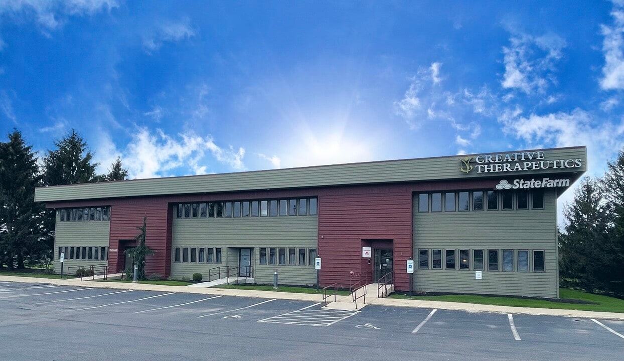 400 E Hillcrest Dr in Dekalb, IL - Building Photo