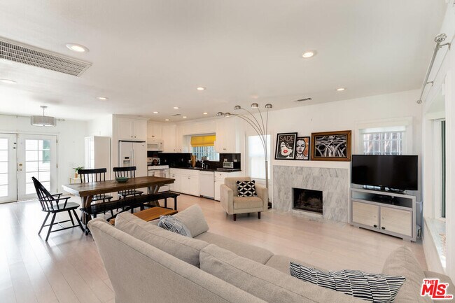 4953 W Maplewood Ave in Los Angeles, CA - Building Photo - Building Photo