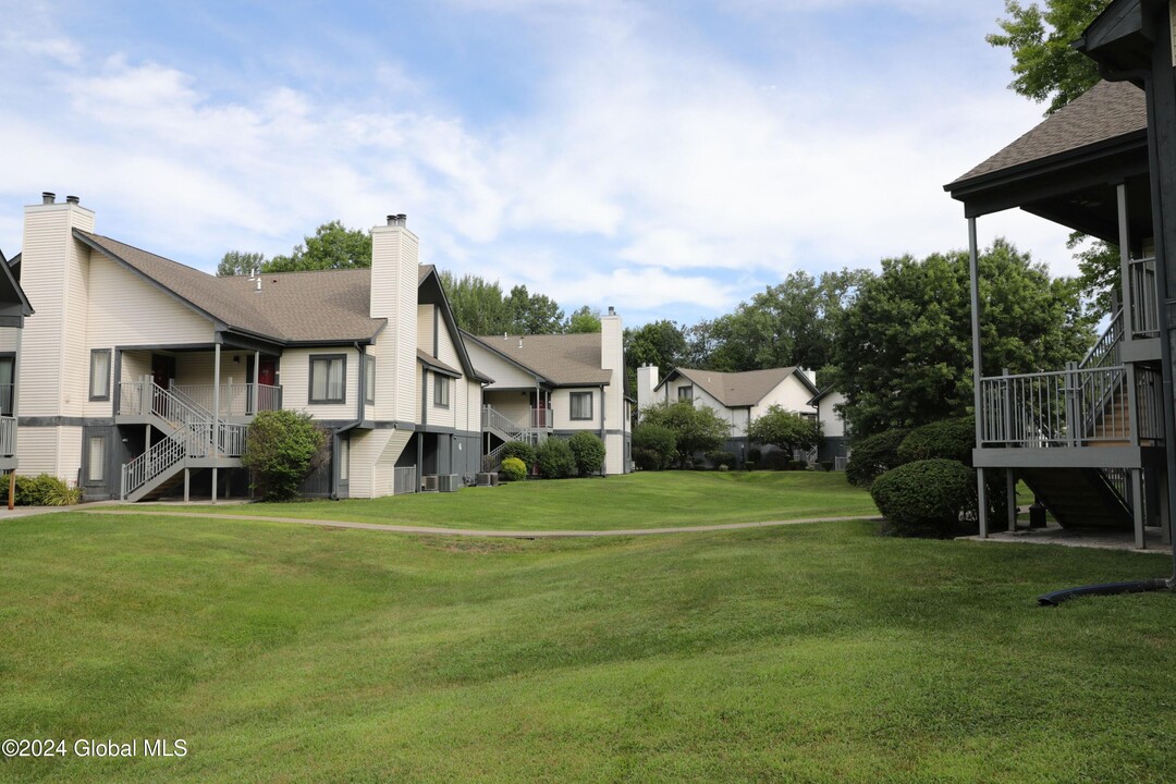 6 Residence Inn Dr in Latham, NY - Building Photo