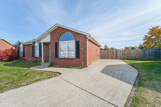 8205 Krystle Ridge Pl in Louisville, KY - Building Photo - Building Photo