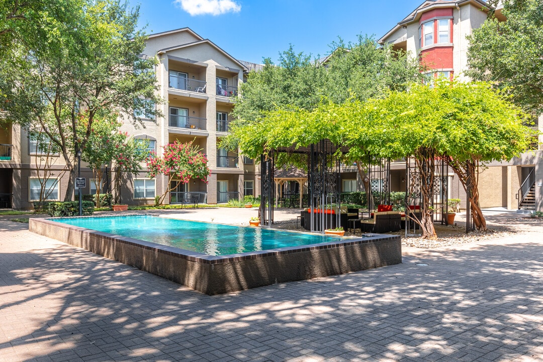 Inwood On The Park in Dallas, TX - Building Photo