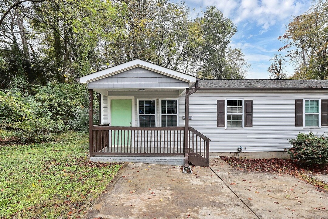 2213 Kennesaw Dr in Charlotte, NC - Foto de edificio