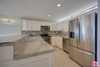 2 E Ketch St in Marina Del Rey, CA - Foto de edificio - Building Photo