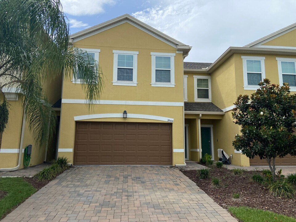 9944 Red Eagle Dr in Orlando, FL - Building Photo