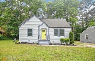 2133 Pinehurst Dr in East Point, GA - Building Photo