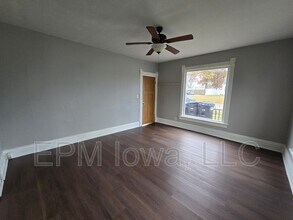 949 13th St in Marion, IA - Building Photo - Building Photo