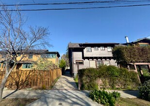 2733 Russell St, Unit B in Berkeley, CA - Foto de edificio - Building Photo